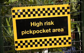 ಉಪ್ಪಿನಂಗಡಿ: ಬಸ್ಸು ಹತ್ತುತ್ತಿದ್ದ ಮಹಿಳೆಯ ಬುರ್ಖಾದ ಕಿಸೆ ಕತ್ತರಿಸಿ ಪಿಕ್ ಪಾಕೆಟ್